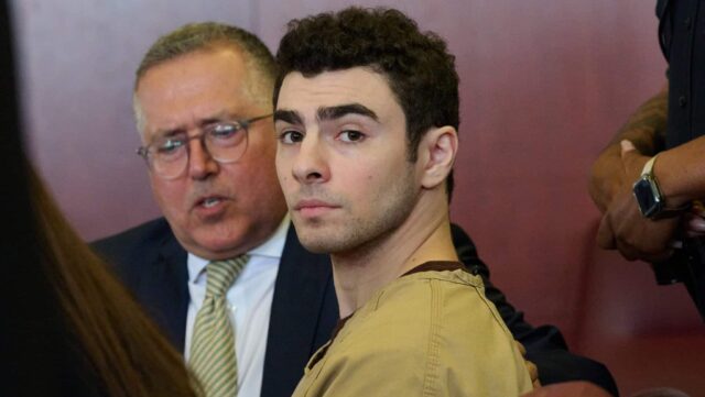 Luigi Mangione (à droite) apparaît avec son avocat Marc Agnifilo devant le tribunal pour une audience sur ses accusations de meurtre dans l'État pour le meurtre du PDG d'UnitedHealthcare, Brian Thompson, devant la Cour suprême de Manhattan le 16 septembre 2025 à New York. Mangione est accusé du meurtre du PDG d'UnitedHealthcare, Brian Thompson, à la fin de l'année dernière. Il fait face à 11 chefs d'accusation pour la fusillade du 4 décembre devant un hôtel du centre de Manhattan, qui a déclenché une chasse à l'homme massive. Il fait également face à des accusations fédérales de meurtre et à d'autres accusations en Pennsylvanie, où il a été arrêté.