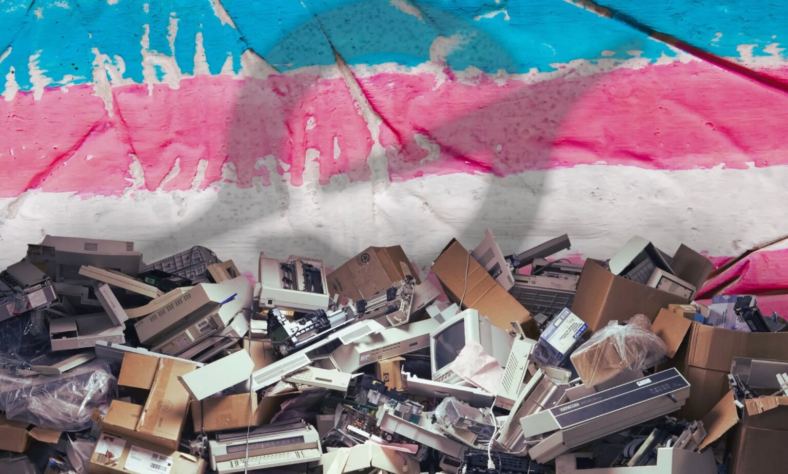 La page « transgenres » de Grokipedia est un véritable incendie de poubelle A pile of broken tech edited in front of a trans flag with the Grok logo superimposed over it.