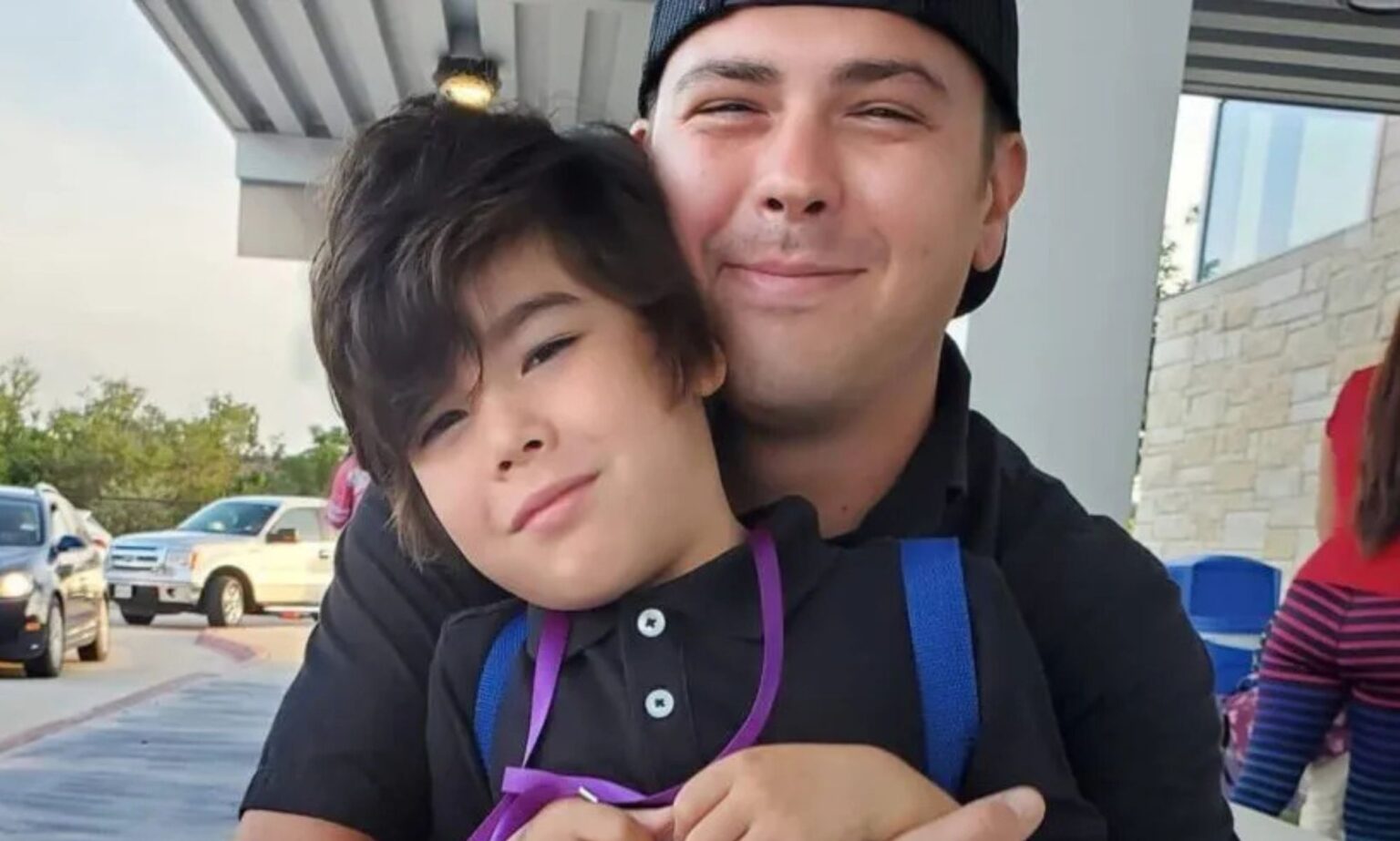 Le bon Samaritain qui a défendu une femme trans après une agression subit une opération chirurgicale payée par ses sympathisants Jarod Adkison, pictured with his son.