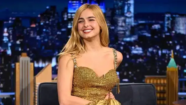 Addison Rae appelle Charli XCX un «vrai artiste» dans l'interview de Tonight Show