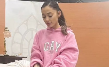 Ariana Grande portait un sweat à capuche rose « Gay Pride » sur le tournage de Wicked et Gelphie. Les expéditeurs sont bâillonnés