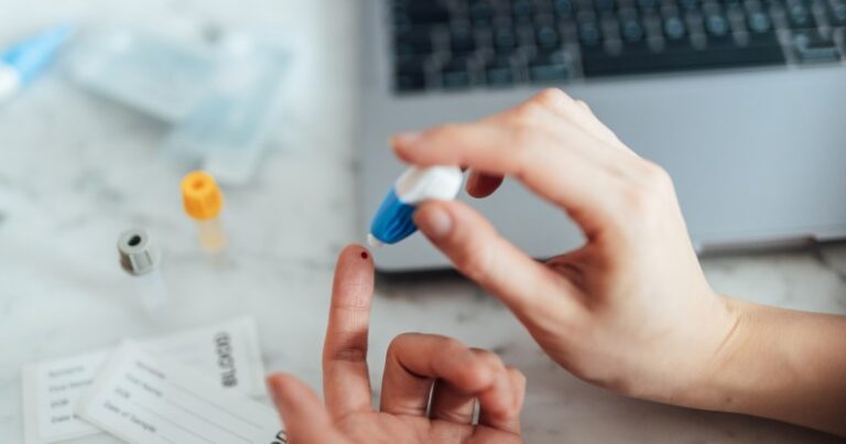Quelqu'un effectuant une auto-analyse sanguine sur lui-même.