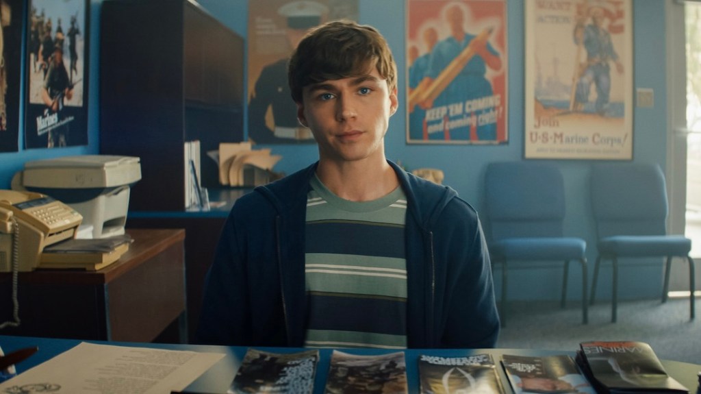 Miles Heizer dans BOTTES
