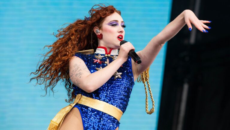 Chappell Roan lance le projet Midwest Princess pour soutenir les jeunes trans et a déjà collecté une énorme somme d'argent Chappell Roan lance le projet Midwest Princess pour soutenir les jeunes trans et a déjà collecté une énorme somme d'argent