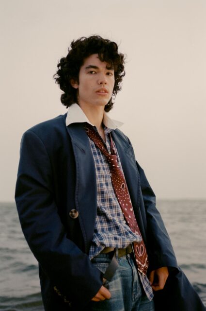 Conan Gray lance la nouvelle franchise « Artist Portrait » de Vevo avec une performance épurée de « Actor » filmé à Fire Island, donnant aux fans un aperçu intime de son monde créatif.
