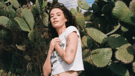 FLETCHER annonce des spectacles intimes en décembre et parle de la fluidité queer