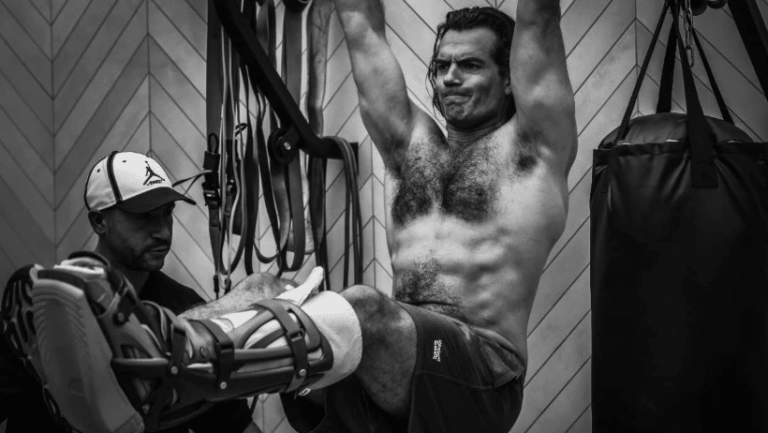 Henry Cavill partage les progrès de la récupération torride après une blessure à la jambe sur un ensemble «Highlander»