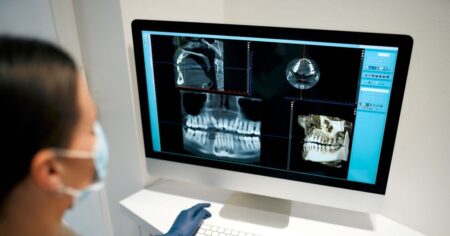 Il a défendu une femme trans et a été brutalement battu. Mais des inconnus ont aidé à payer son opération.