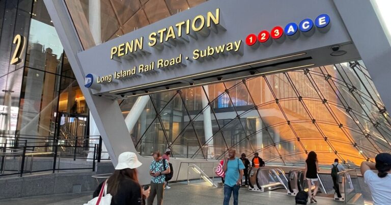 Il a échappé à la violence anti-gay en venant aux États-Unis. Il risque désormais d'être expulsé pour avoir utilisé les toilettes.