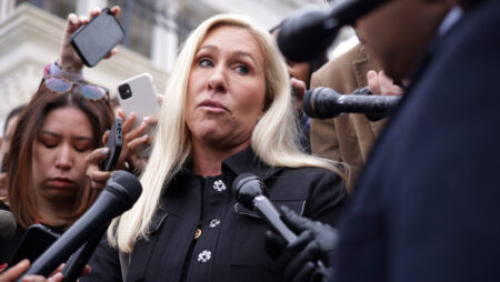 Joe Rogan suscite une réaction violente après avoir affirmé que Marjorie Taylor Greene était «plus pro-LGBTQ» qu'Hillary Clinton