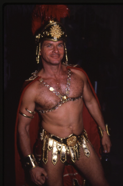 Explorez les Halloweens des années 1980 à West Hollywood avec des travestissements scandaleux, un chaos ludique et des costumes emblématiques qui ont inspiré la communauté queer.