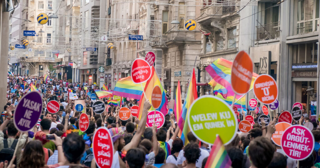 La Turquie propose de nouvelles « réformes » radicales pour attaquer le mariage, les médias et les personnes trans LGBTQ+ La Turquie propose de nouvelles « réformes » radicales pour attaquer le mariage, les médias et les personnes trans LGBTQ+
