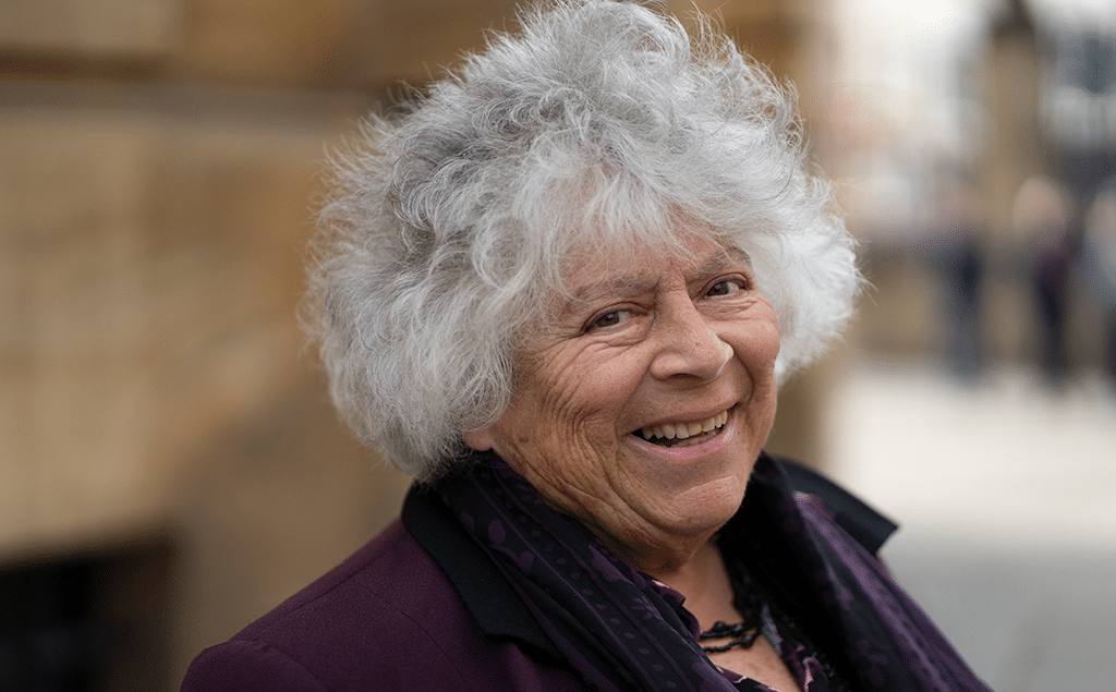 La star de « Harry Potter » Miriam Margolyes se qualifie fièrement de « gouine de gauche » – « J'adore être lesbienne » La star de "Harry Potter" Miriam Margolyes se qualifie fièrement de "gouine de gauche" - "J'adore être lesbienne"