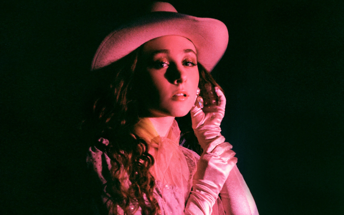 Le lieu nommé d'après le Pink Pony Club de Chappell Roan sous le feu des critiques pour avoir déclaré qu'il était "spécialement destiné aux hommes gays"