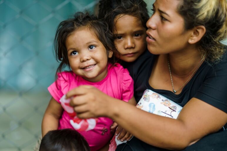 Immigrants latino-américains en attente d’aide.