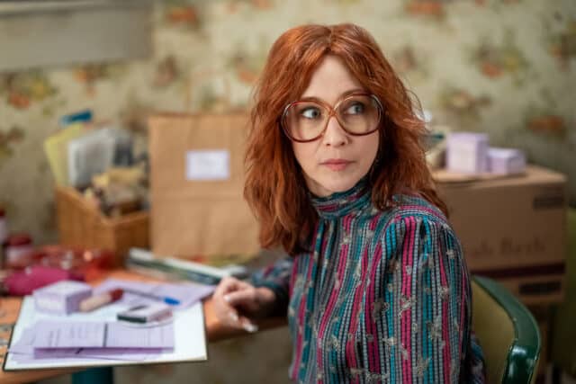 Vera Farmiga dans le rôle de Barb dans l'épisode 101 de Boots. Cr. Alphonse "Pompon" © 2023 Bresciani/Netflix
