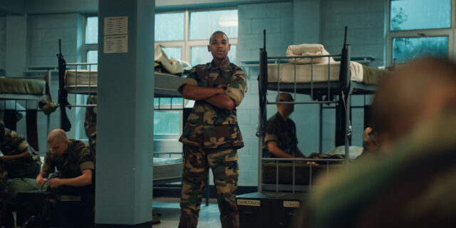 Rico Paris dans le rôle de Santos dans l'épisode 103 de BOOTS. Cr. Avec l'aimable autorisation de Netflix © 2025