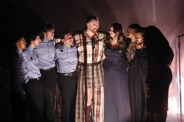 Sam Smith se produit sur scène lors de la résidence Sam Smith : « To Be Free New York City » à Varsovie le 15 octobre 2025 à New York. 