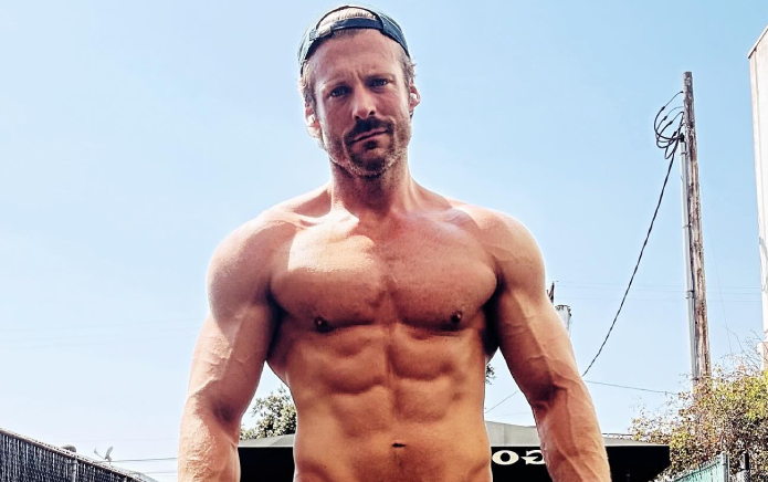 Taylor Napier de La Roue du Temps se déshabille et porte un minuscule slip de bain dans un nouveau tournage torride Taylor Napier de La Roue du Temps se déshabille et porte un minuscule slip de bain dans un nouveau tournage torride