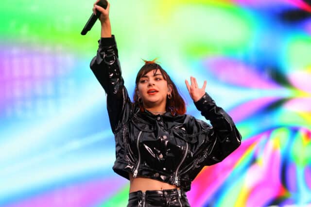 Charli XCX ouvre pour Taylor Swift au MT Smart Stadium le 9 novembre 2018 à Auckland, en Nouvelle-Zélande.