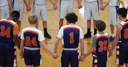 Un étudiant de Cis a expulsé l'équipe de basket-ball des garçons en raison d'une erreur d'acte de naissance lors d'une épreuve cauchemardesque