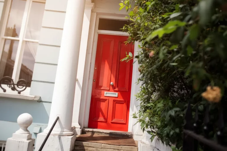 La couleur idéale pour votre porte d’entrée selon votre signe astrologique : ce que recommandent les experts