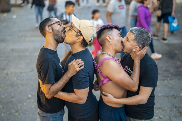 L'International HIV Kiss-In de MPact Global revient le 30 novembre pour célébrer les migrants queer et les personnes vivant avec le VIH à la frontière entre les États-Unis et le Mexique.