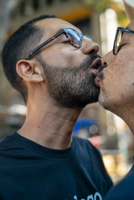 L'International HIV Kiss-In de MPact Global revient le 30 novembre pour célébrer les migrants queer et les personnes vivant avec le VIH à la frontière entre les États-Unis et le Mexique.