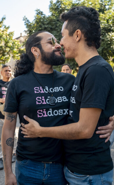 L'International HIV Kiss-In de MPact Global revient le 30 novembre pour célébrer les migrants queer et les personnes vivant avec le VIH à la frontière entre les États-Unis et le Mexique.