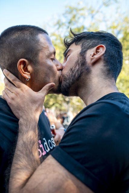 L'International HIV Kiss-In de MPact Global revient le 30 novembre pour célébrer les migrants queer et les personnes vivant avec le VIH à la frontière entre les États-Unis et le Mexique.