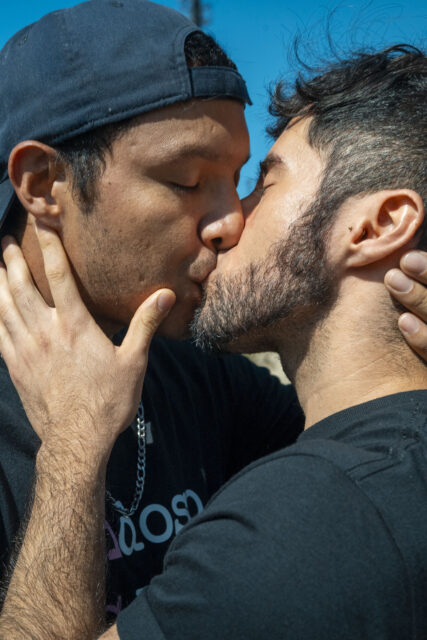 L'International HIV Kiss-In de MPact Global revient le 30 novembre pour célébrer les migrants queer et les personnes vivant avec le VIH à la frontière entre les États-Unis et le Mexique.