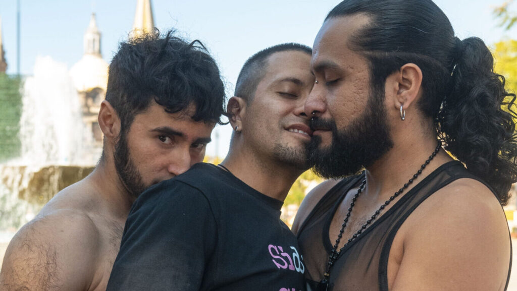 Des militants queer organiseront un « HIV Kiss-In » transfrontalier avant la Journée mondiale de lutte contre le sida Des militants queer organiseront un « HIV Kiss-In » transfrontalier avant la Journée mondiale de lutte contre le sida