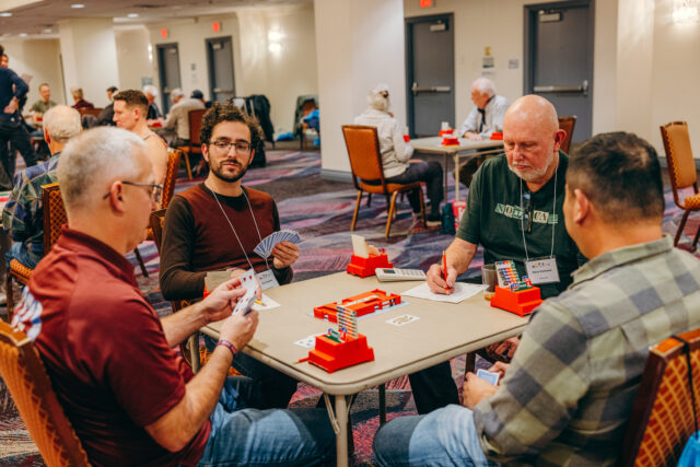 Le co-directeur exécutif Jason Peplinski révèle comment Sin City Classic rassemble les athlètes LGBTQ+ à travers le sport, les fêtes et la communauté.