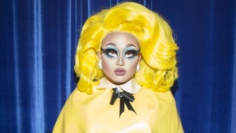 La drag queen Kim Chi admet que les bibliothécaires applaudissent en réponse à « Donutella Hamachi et The Library Avengers » (Exclusif) La drag queen Kim Chi admet que les bibliothécaires applaudissent en réponse à "Donutella Hamachi et The Library Avengers" (Exclusif)