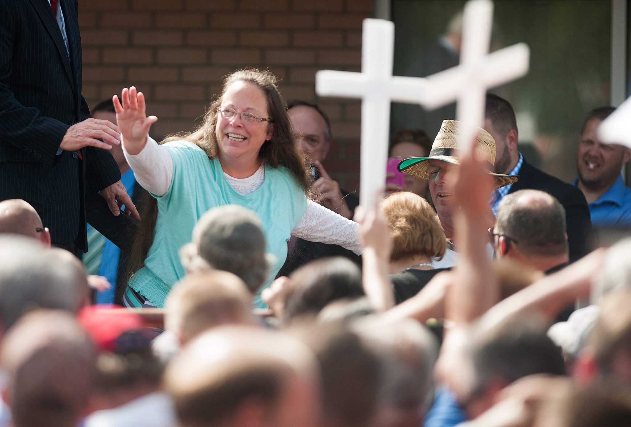La greffière du comté de Rowan, Kim Davis, salue une foule de ses partisans lors d'un rassemblement devant le centre de détention du comté de Carter le 8 septembre 2015 à Grayson, Kentucky. Davis a été condamné à la prison la semaine dernière pour outrage au tribunal après avoir refusé une ordonnance du tribunal autorisant la délivrance de licences de mariage aux couples de même sexe.