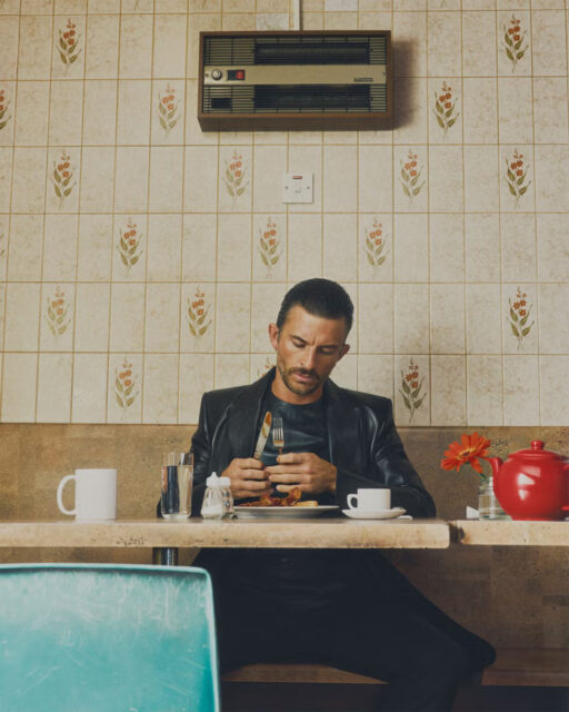 Jonathan Bailey dit que regarder Brokeback Mountain lorsqu'il était adolescent a inspiré sa passion pour les histoires LGBTQ+, et même son mémoire d'école.