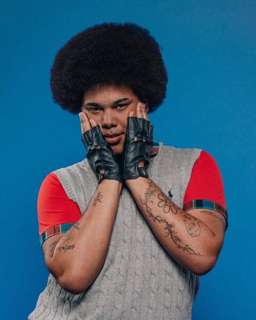 Vevo dévoile sa liste des artistes DSCVR à surveiller 2026, mettant en avant Gigi Perez et les étoiles montantes LGBTQ Sekou, SAILORR et kwn.