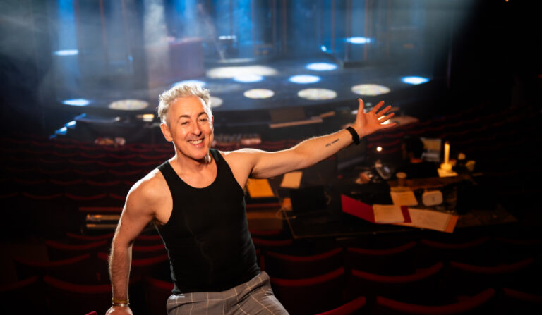 Alan Cumming sur Out in the Hills : "Nous créons une joyeuse oasis queer"