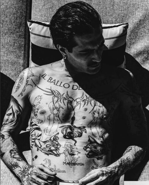 Damiano David étourdit lors d'une séance photo torride de Damon Baker, montrant ses tatouages, ses courbes et son énergie de rock star tandis que sa carrière solo s'élève.