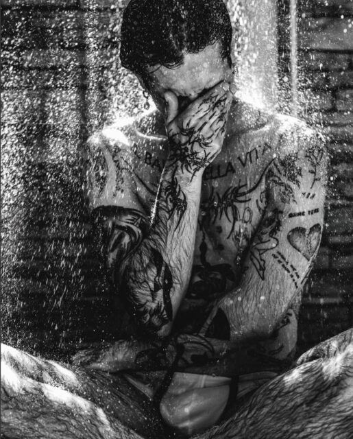 Damiano David étourdit lors d'une séance photo torride de Damon Baker, montrant ses tatouages, ses courbes et son énergie de rock star tandis que sa carrière solo s'élève.