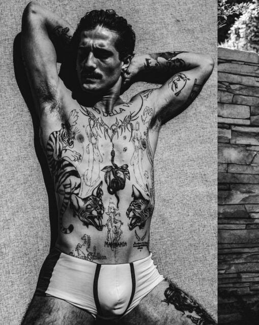 Damiano David étourdit lors d'une séance photo torride de Damon Baker, montrant ses tatouages, ses courbes et son énergie de rock star tandis que sa carrière solo s'élève.