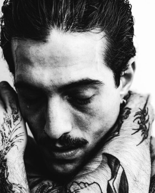 Damiano David étourdit lors d'une séance photo torride de Damon Baker, montrant ses tatouages, ses courbes et son énergie de rock star tandis que sa carrière solo s'élève.