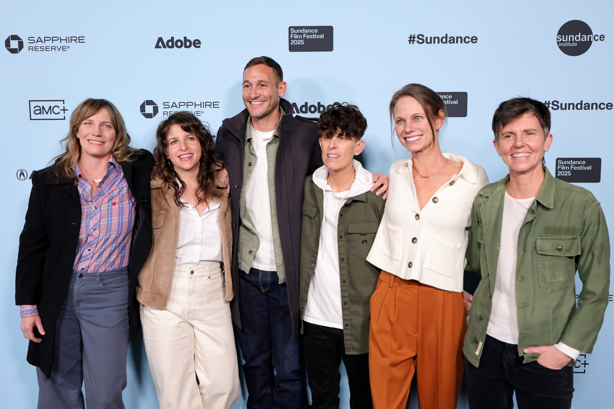 Stef Willen, Megan Falley, Ryan White, Andrea Gibson, Jessica Hargrave et Tig Notaro assistent à la "Viens me voir sous la bonne lumière" Première lors du Sundance Film Festival 2025 au Library Center Theatre le 25 janvier 2025 à Park City, Utah. Photo : Neilson Barnard/Getty Images