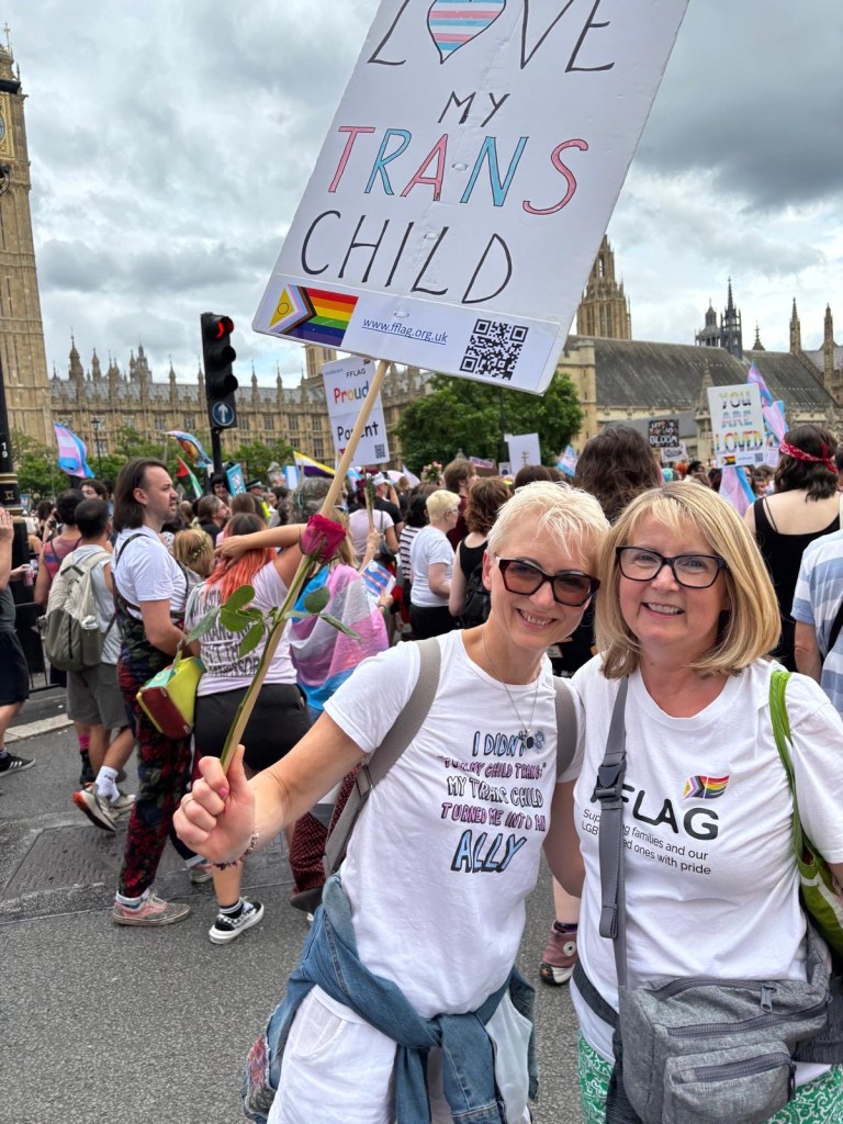 Jacqui avec une autre maman à la Trans Pride March cette année.