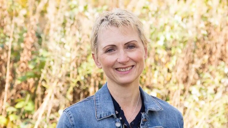 Une mère dit que son enfant trans n'est « pas une menace » alors qu'elle parle de son propre cheminement vers l'acceptation Une mère dit que son enfant trans n'est « pas une menace » alors qu'elle parle de son propre cheminement vers l'acceptation