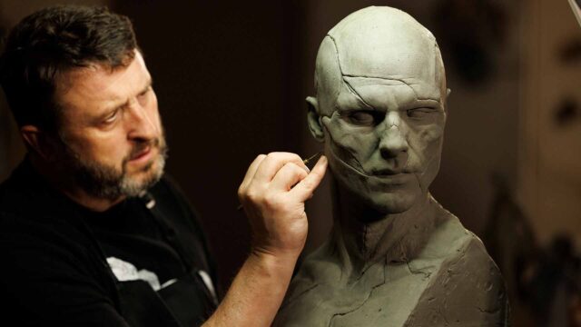 FRANKENSTEIN. Mike Hill, chef du département des effets de maquillage prothétique, crée The Creature pour Frankenstein. Cr. John P. Johnson/Netflix © 2025.