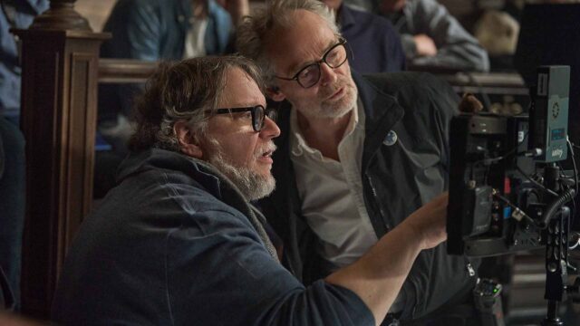 FRANKENSTEIN. (De gauche à droite) le scénariste/réalisateur Guillermo del Toro et le directeur de la photographie Dan Laustsen sur le tournage de Frankenstein. Cr. Ken Woroner/Netflix © 2025.