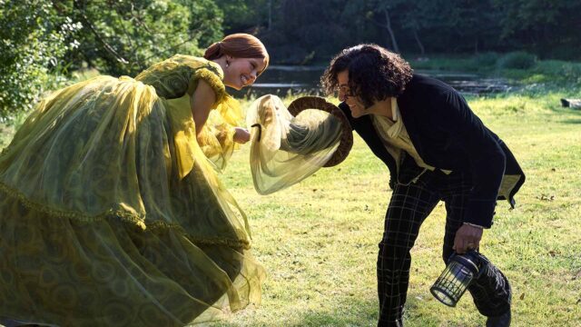 FRANKENSTEIN. (De gauche à droite) Mia Goth dans le rôle d'Elizabeth et Oscar Isaac dans le rôle de Victor Frankenstein dans Frankenstein. Cr. Ken Woroner/Netflix © 2025.