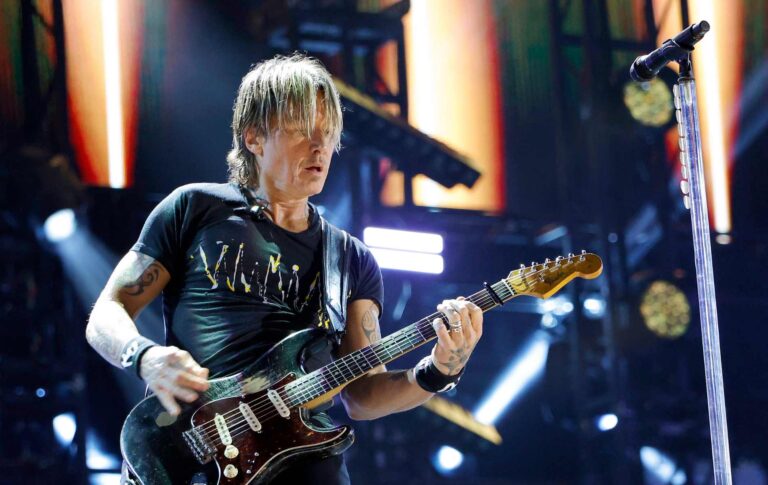 Keith Urban interprète l'hymne queer de Chappell Roan pour Trump à Mar-a-Lago : « Yikes » Keith Urban interprète l'hymne queer de Chappell Roan pour Trump à Mar-a-Lago : « Yikes »