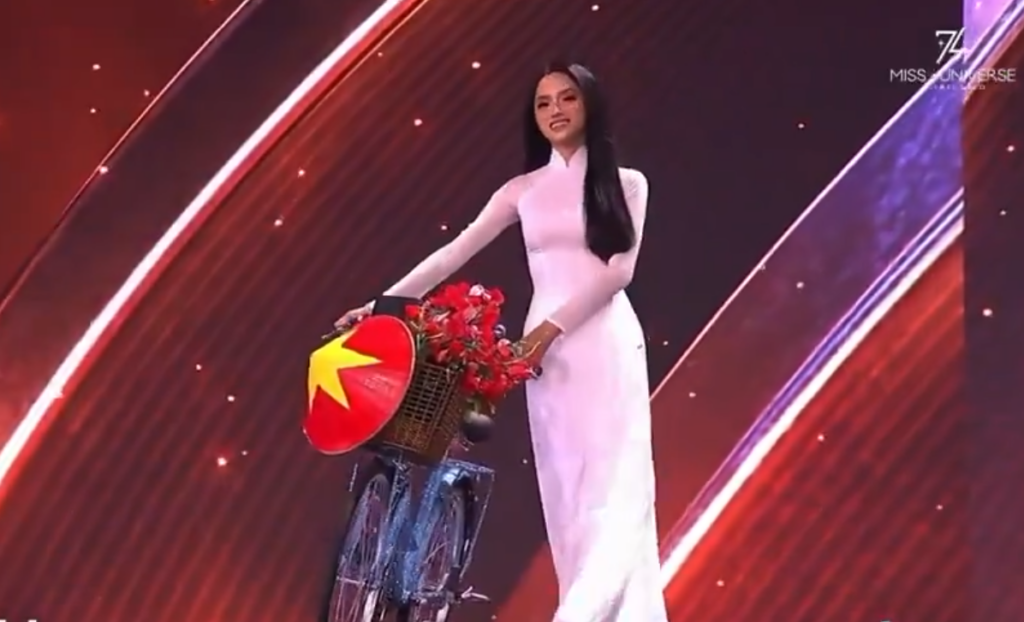 La candidate Trans Miss Univers explique la raison émouvante pour laquelle elle portait une tenue traditionnelle vietnamienne sur scène La candidate Trans Miss Univers explique la raison émouvante pour laquelle elle portait une tenue traditionnelle vietnamienne sur scène